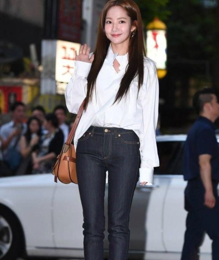 她直筒裤硬是穿成了紧身裤，居然还塞进衬衫，网友:该减肥了!