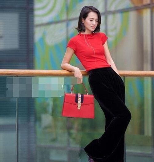  [单肩]街拍：美女身穿黑色单肩裹身裙，随风飘扬的长发，十分夺人眼球