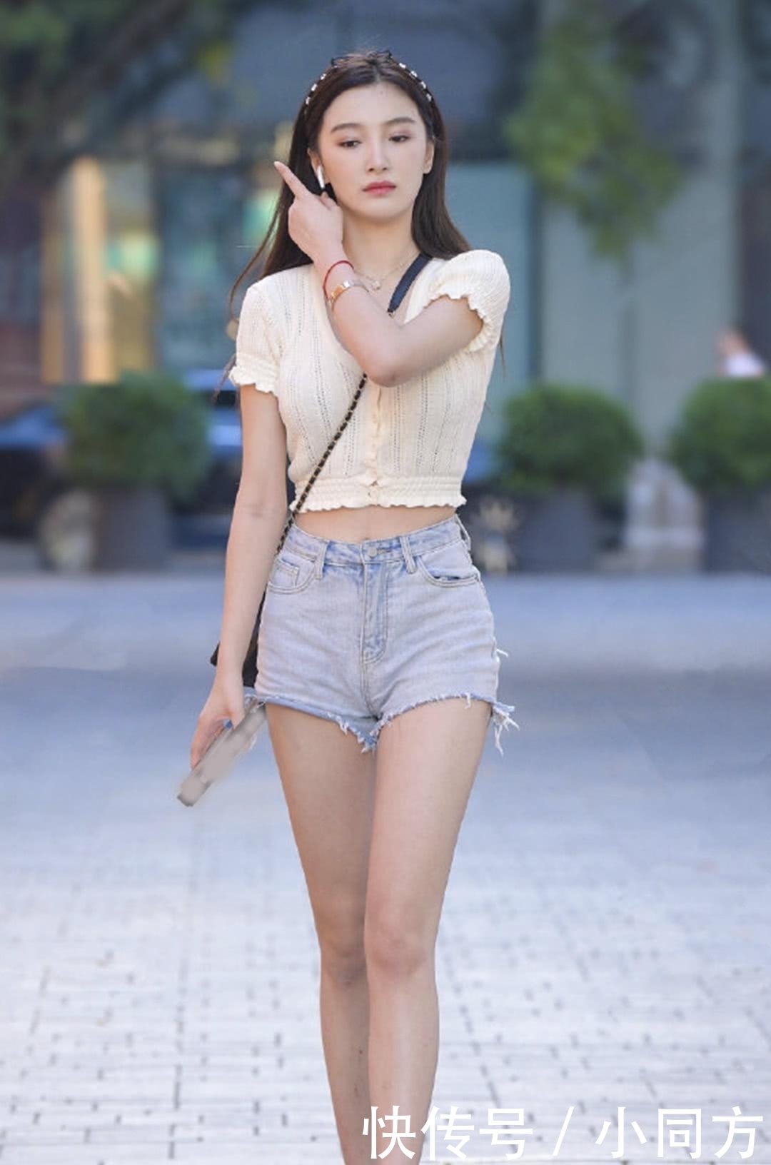 小姐姐|街拍：偶遇心形裤的小姐姐，甜美微笑看了令人怦然心动！