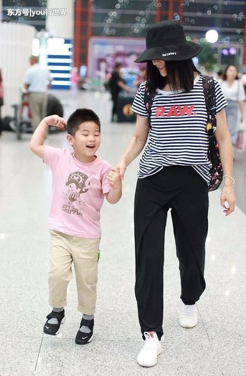 胡可几乎纯素颜，脸暗黄又松弛！网友：自信的女人才敢这么真实！