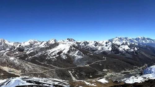 这座山被称为康巴第一关，是川藏线上的第一座具有挑战性的高山！