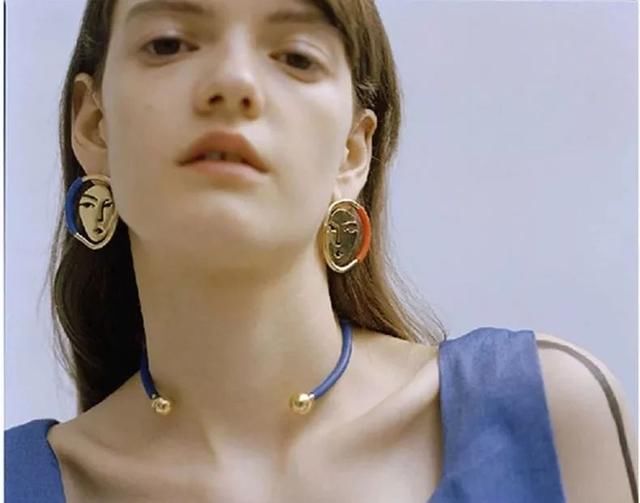 有一种“极简主义”，把女人的身体戴在耳朵上