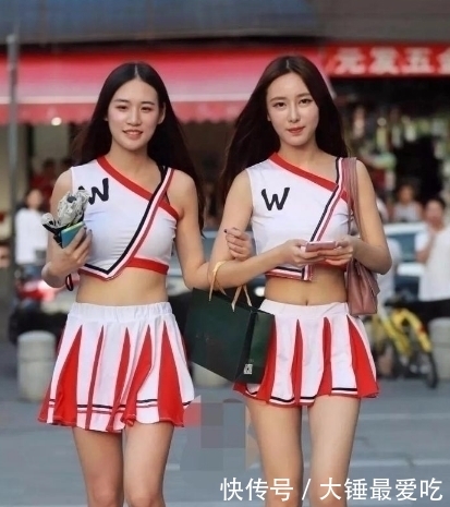 出风头■街拍美女小姐姐:闺蜜行,这样出风头,能考虑一下路人的感受吗!