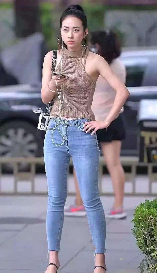 牛仔裤很多人都喜欢牛仔裤不仅耐磨还耐脏，且穿起来很有气质