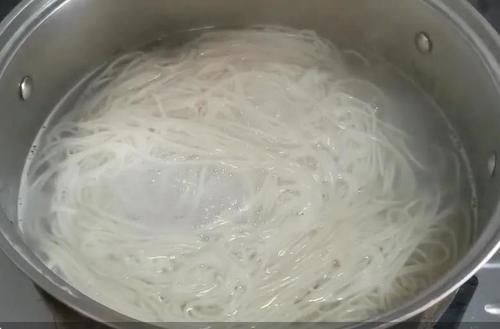  「简直」面条这样做，简直不要太好吃，学会了，一日三餐就有着落了！