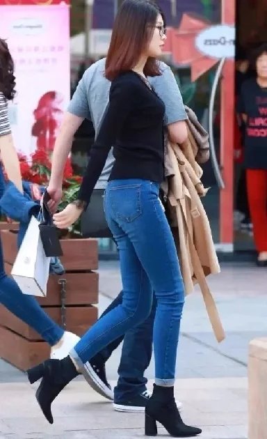 戴眼镜的知性小姐姐，黑色深V领t恤搭配牛仔紧身裤秒变时尚辣妹