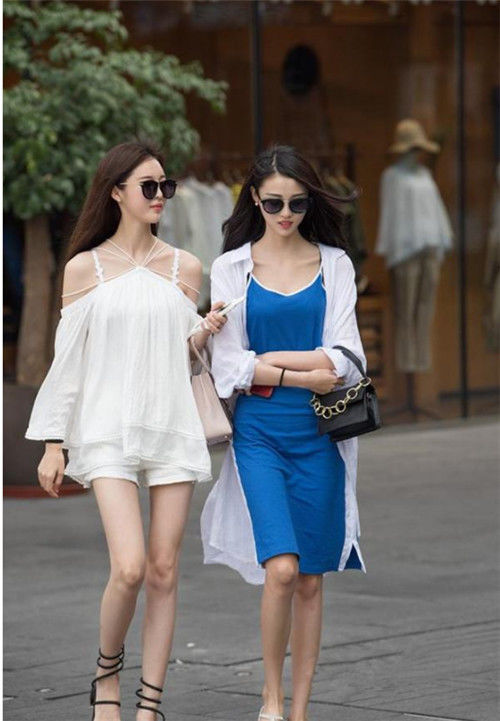 『黑色』街拍:黑色上衣搭配牛仔短裤的小姐姐,甜美又时尚