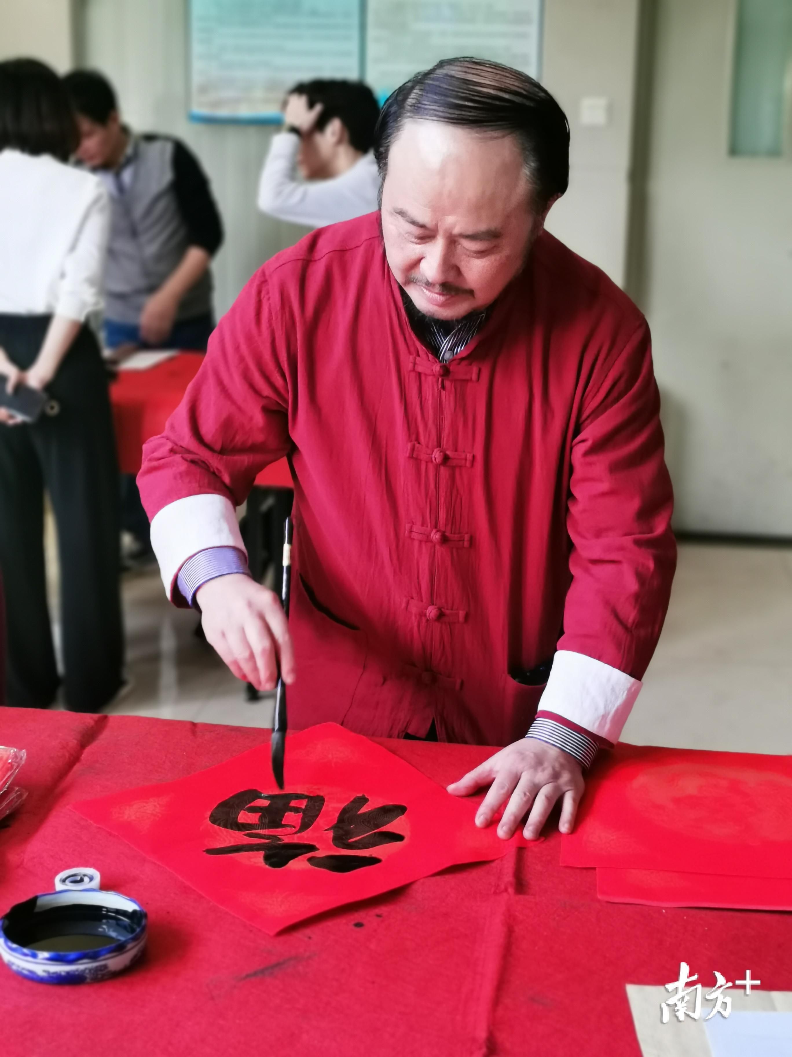  「书法家」书法家挥墨迎春！新年前夕书写300副春联送企业员工