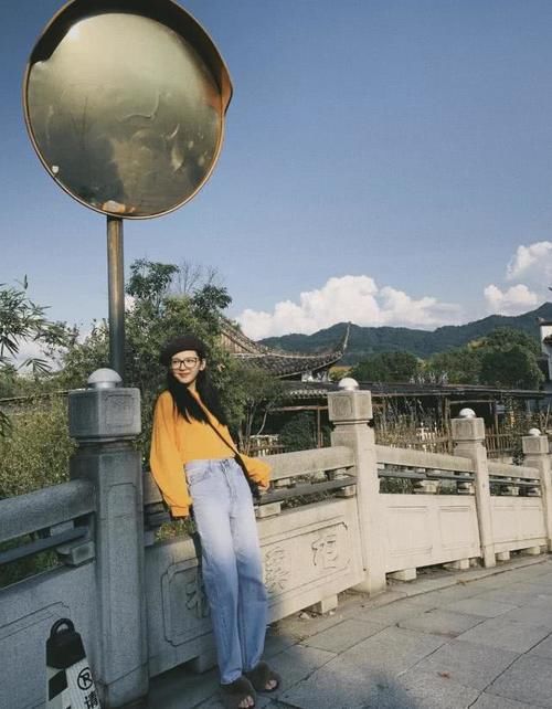  【日常】章若楠的春季日常穿搭，一件黑色皮衣配牛仔短裤，元气少女感满满