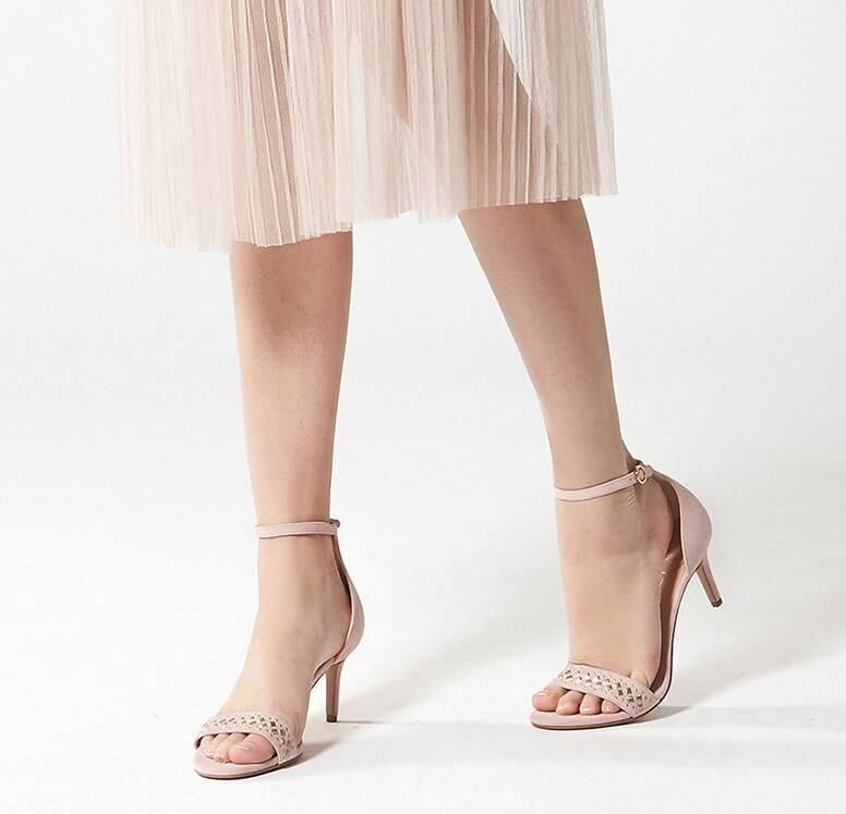 简约一字带高跟鞋成为街头焦点，细高跟拉高身线比例