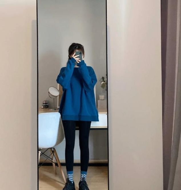 【 上头】叫“裤子塞袜子”,杨幂热巴“上头”了,最近流行一种新搭配