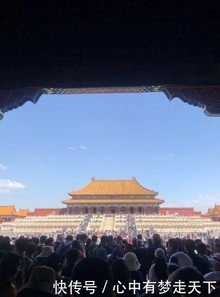 五一长假首日，西湖边地铁站限流、故宫、长城挤成这样，网友：吓