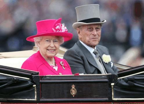 英国女王很“专一”:包包拎了40年不腻，一款鞋子穿50年!