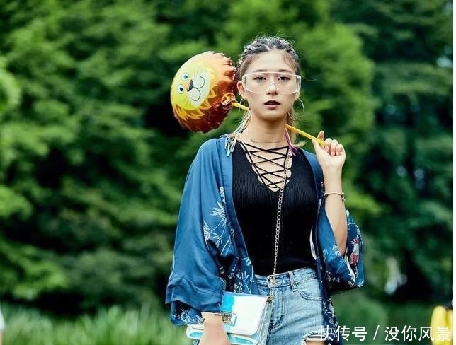 「美女」街拍:百看不厌的美女,丰盈饱满韵味十足,凸显优美身材