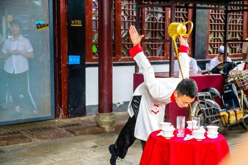 去成都旅行为什么一定要去茶馆喝盖茶?游客:来了不想走!