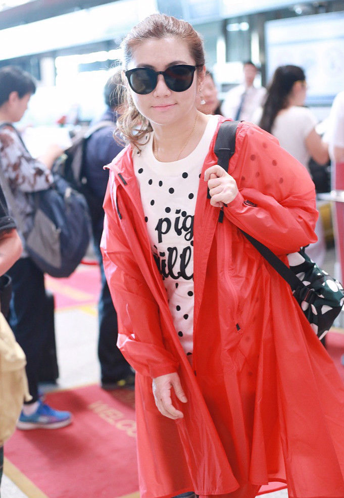 selina素颜现身下巴凹凸不平 无惧近拍甜笑招手状态好超自信