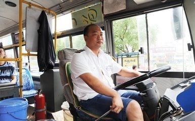  公交车|公交车司机为什么不系安全带不会被罚？看完没人敢不服！