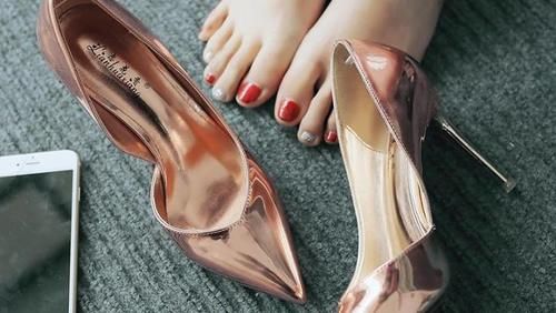 纤纤玉足美不够,还差一双细高跟