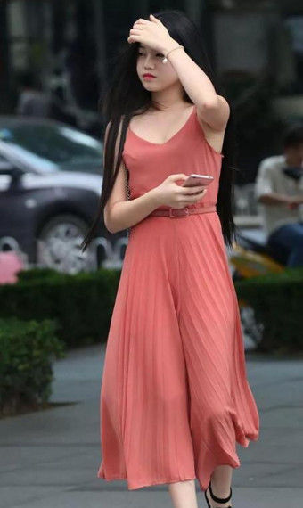 身材|街拍:千娇百媚的微胖美女,身材娇好,御姐范十足