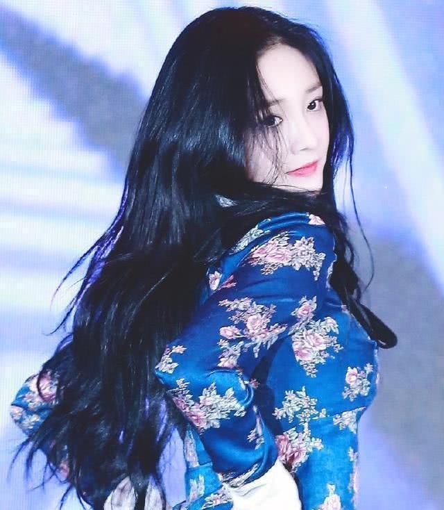 美女■21岁可酷可甜的周洁琼，旗袍加身，演绎古色古香的美女气质！