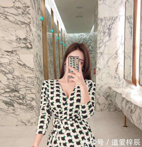 『果绿色』孙允珠果绿色印花连衣裙,显高挑身材绽放女人味