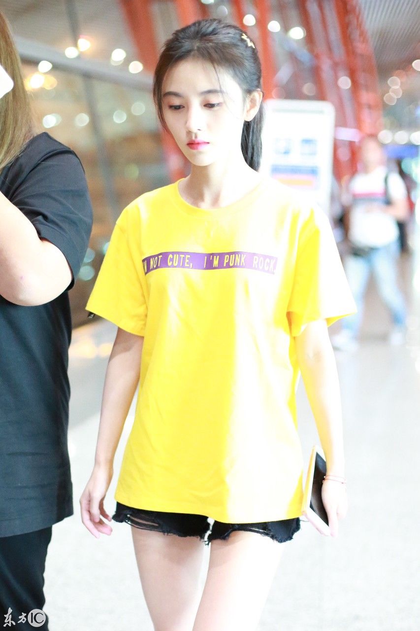 鞠婧祎现身北京机场 身穿时尚T恤搭配短裤大秀美腿