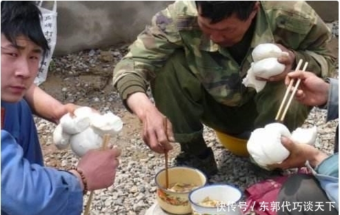  饭菜@中秋返乡，农民工宁愿挨饿，也不吃火车上的饭菜，啥原因？