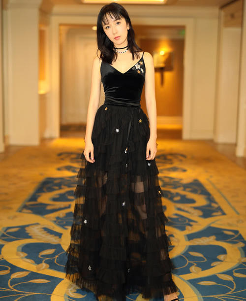 一款小黑裙就有三大女星穿，娄艺潇最像小仙女，吴昕美过黄圣依！