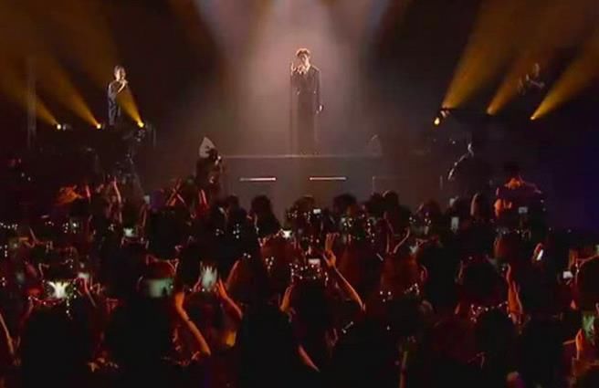 网友投诉蔡徐坤生日会找替身:假的前门应付粉丝，真的从后门跑了