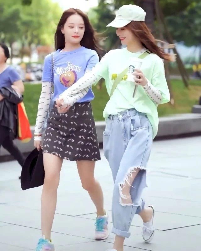  闺蜜■钢铁姐妹街拍，“你穿侧漏裤，我穿仙女鞋”，俩人一起上街抢镜