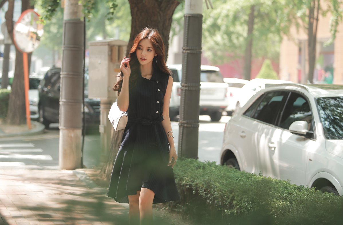 女神珠珠:黑咖啡愠色竖条不对称束腰裙