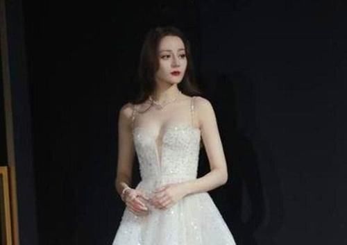 「迪丽」迪丽热巴打扮性感不失知性，看到照片后，网友：立即粉了