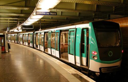 英国人嫌自家地铁旧，日本地铁太安静，中国地铁却得这种评价