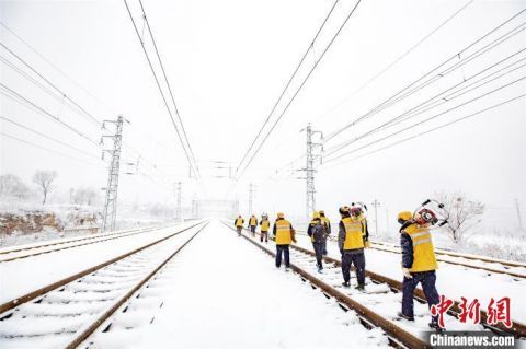  路郑州局集|瓦日铁路万吨重载列车：两年运货11000万吨