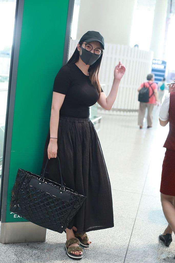 徐冬冬低调现身，T恤搭半身裙接地气，网友:全凭身材认出了她!