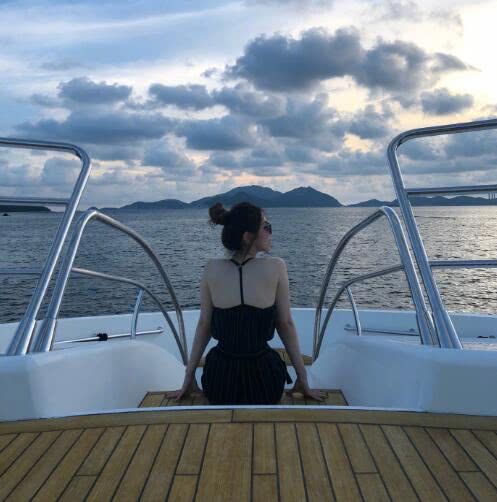 邓紫棋晒比基尼照，小蛮腰大长腿还有马甲线，这还是那个皮裤棋吗