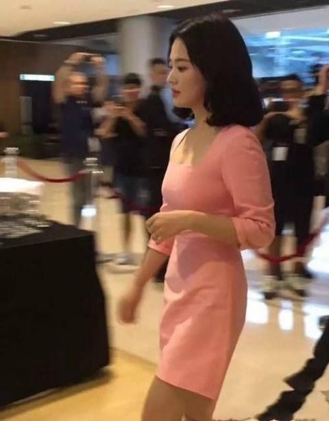 宋慧乔出席活动尽显丰腴!身上的连衣裙却亮了，网友:纯色裙好看