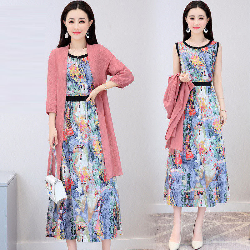 60后女人不要穿的太嫩了，多穿这样子的蚕丝连衣裙，高贵又减龄