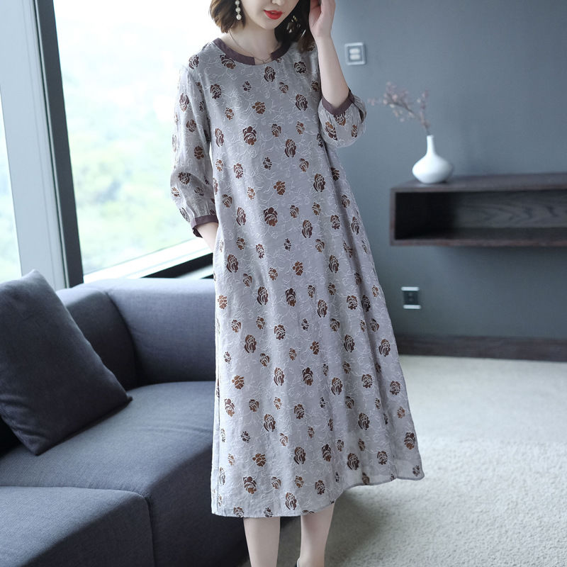 55岁的婆婆真“敢”穿，穿过膝裙子实在好看，惹得邻居人人夸嫩