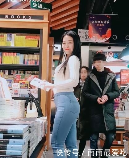  身材■街拍：身材微胖的女孩，穿上浅蓝色牛仔裤，依然好看！