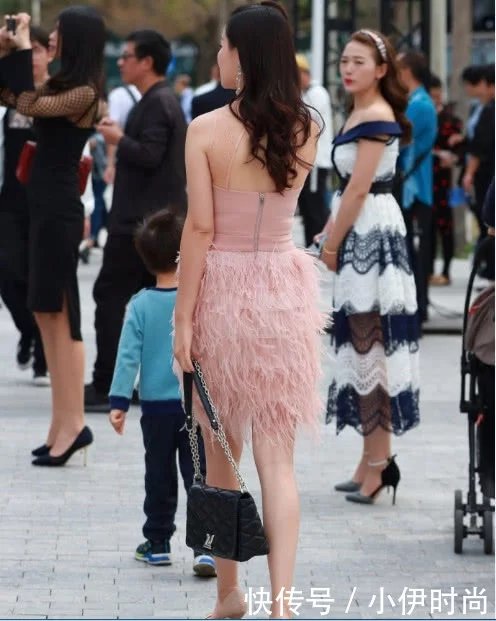 成熟小姐姐简约粉红浪漫系装扮，细腻紧身装玩转时尚潮流元素，下