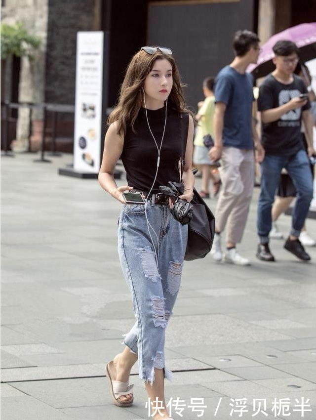 『气质』路人街拍,姑娘气质苗条特别漂亮,短裤搭配吊带衫,凸显好身姿