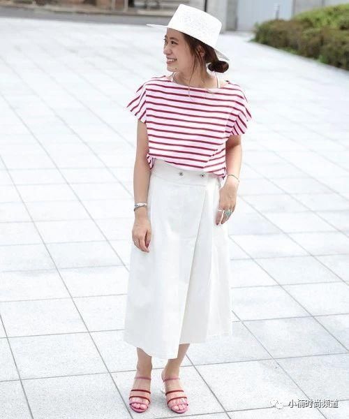 夏天就用白色系丹宁短裙打造成熟利落及休闲清爽穿搭！