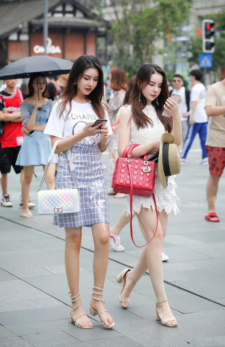 街拍路人，小姐姐穿衣搭配十分优雅，穿出了东方女人的独特韵味！