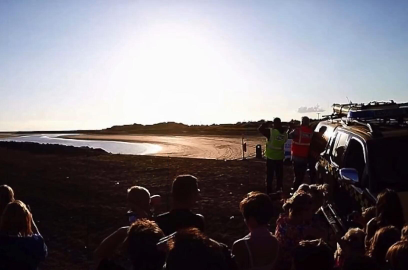 父母拍下孩子在海滩的照片，五天后真相曝光！警察封锁现场