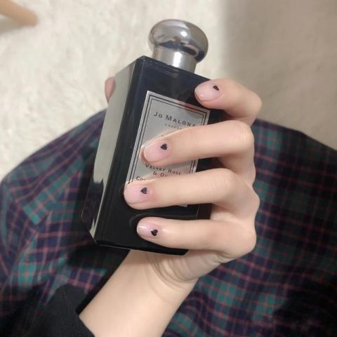  『不妨』看腻了华丽浮夸的美甲，不妨试试这些极简线条风美甲，简约又元气