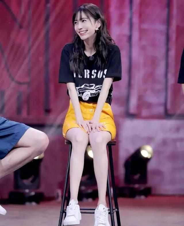 本以为杨颖穿包臀裙够惊艳了，看完热巴穿包臀裙，我沉默了!