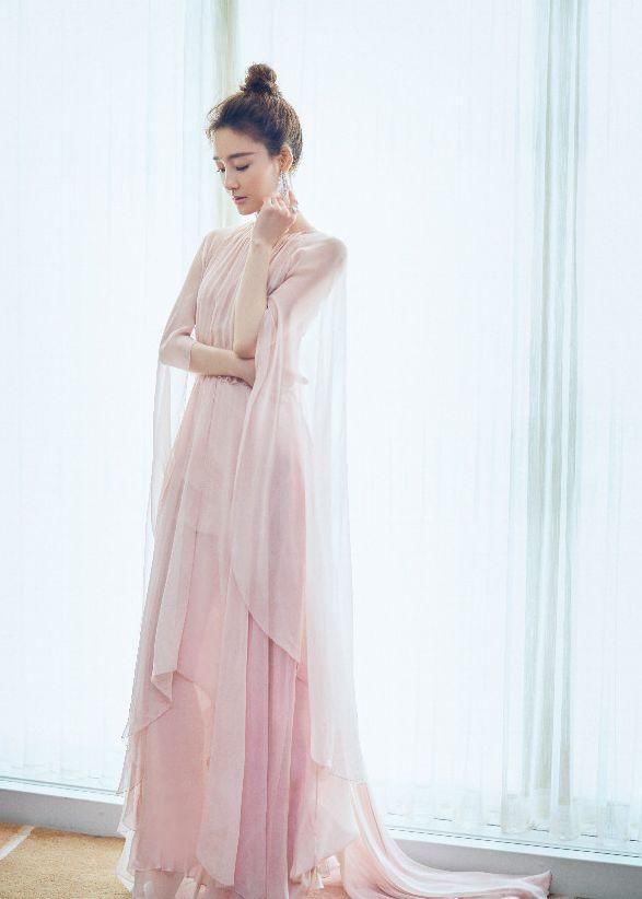 被热巴、王丽坤、唐嫣、韩雪的蜜桃裙圈粉，这个夏天你被谁甜到?