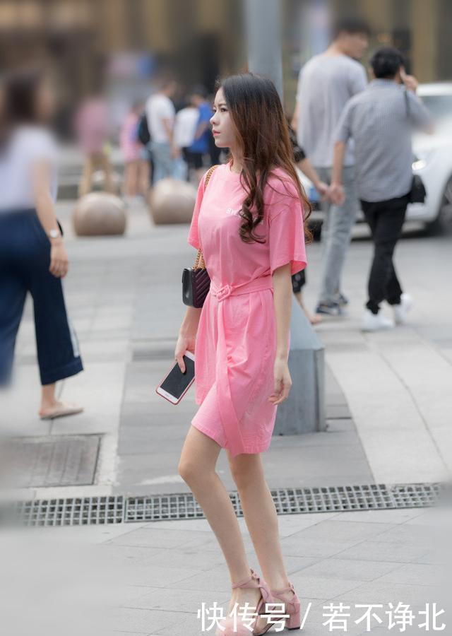 【动人】路人街拍,美女靓丽动人,搭配一条黑色的百褶裙,经典又洋气