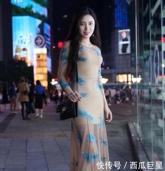  气质|气质的街拍：年轻自信的美女，穿出独特的气质感